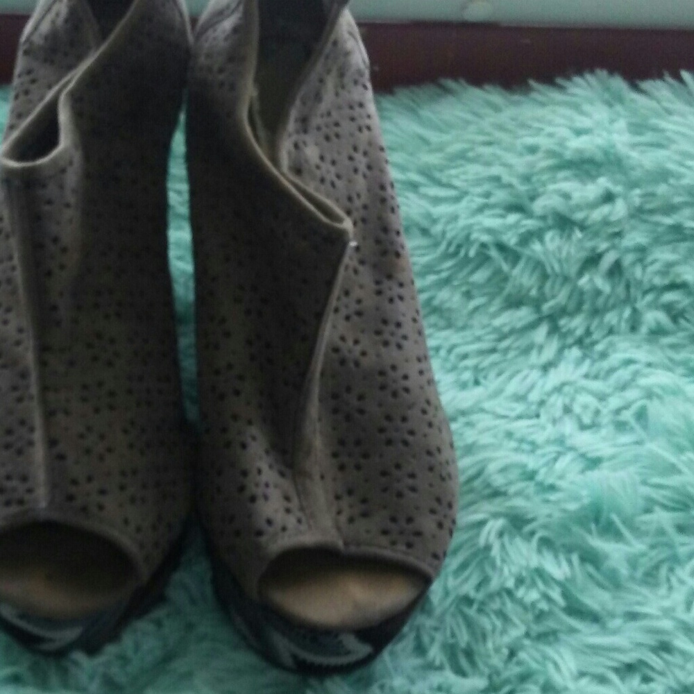 Shoes - Picture 2 of 3